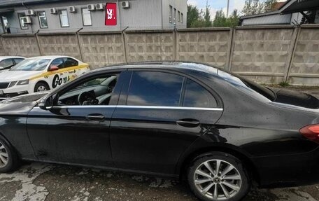 Mercedes-Benz E-Класс, 2020 год, 1 300 000 рублей, 1 фотография