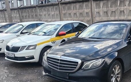 Mercedes-Benz E-Класс, 2020 год, 1 300 000 рублей, 4 фотография
