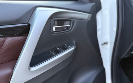 Mitsubishi Pajero Sport III рестайлинг, 2017 год, 3 000 000 рублей, 12 фотография