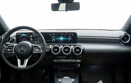 Mercedes-Benz A-Класс, 2021 год, 2 250 000 рублей, 20 фотография