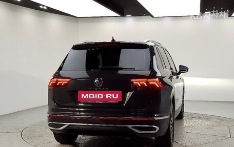 Volkswagen Tiguan II, 2021 год, 3 026 000 рублей, 3 фотография