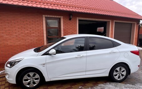 Hyundai Solaris II рестайлинг, 2015 год, 1 150 000 рублей, 2 фотография