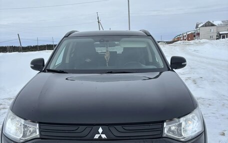 Mitsubishi Outlander III рестайлинг 3, 2013 год, 1 590 000 рублей, 4 фотография