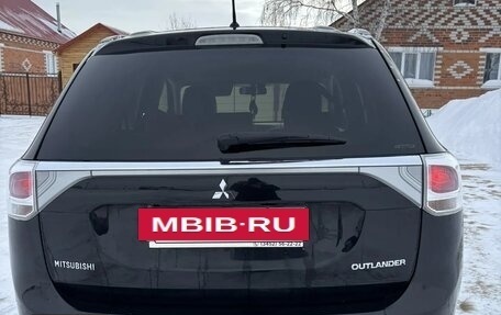 Mitsubishi Outlander III рестайлинг 3, 2013 год, 1 590 000 рублей, 2 фотография