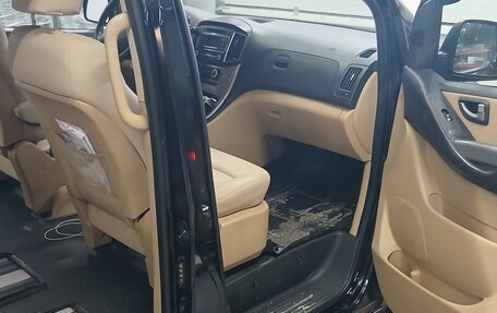 Hyundai H-1 II рестайлинг, 2016 год, 2 500 000 рублей, 13 фотография