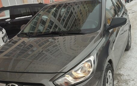 Hyundai Solaris II рестайлинг, 2013 год, 800 000 рублей, 1 фотография