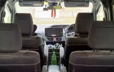 Toyota Voxy III, 2018 год, 2 350 000 рублей, 2 фотография