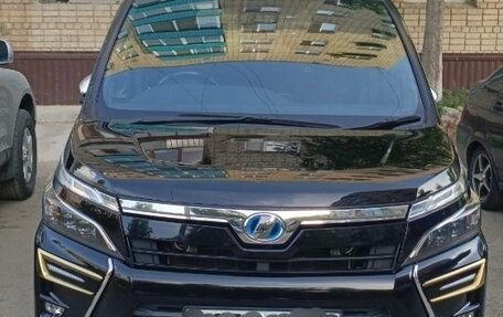 Toyota Voxy III, 2018 год, 2 350 000 рублей, 5 фотография