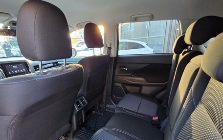 Mitsubishi Outlander III рестайлинг 3, 2021 год, 2 599 000 рублей, 5 фотография