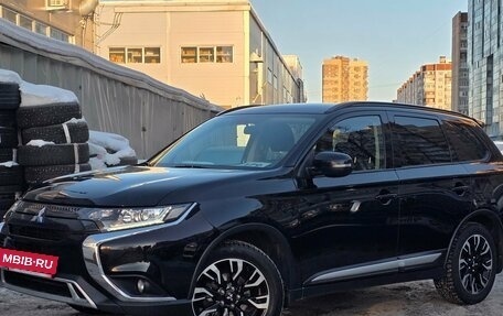 Mitsubishi Outlander III рестайлинг 3, 2021 год, 2 599 000 рублей, 2 фотография