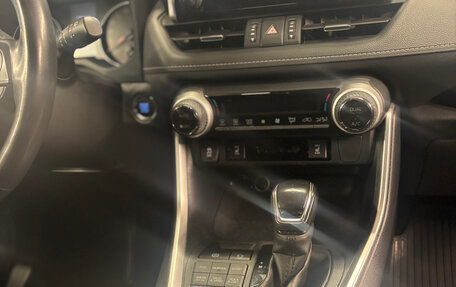 Toyota RAV4, 2020 год, 3 300 000 рублей, 9 фотография