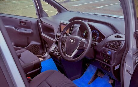 Toyota Noah III, 2015 год, 1 800 000 рублей, 5 фотография