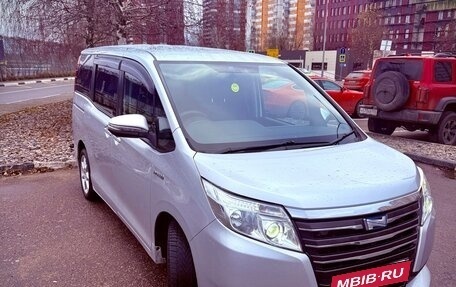 Toyota Noah III, 2015 год, 1 800 000 рублей, 2 фотография