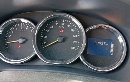 Renault Logan II, 2016 год, 900 000 рублей, 10 фотография