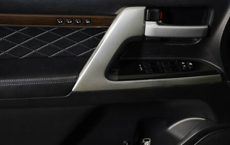 Toyota Land Cruiser 200, 2017 год, 6 779 000 рублей, 26 фотография