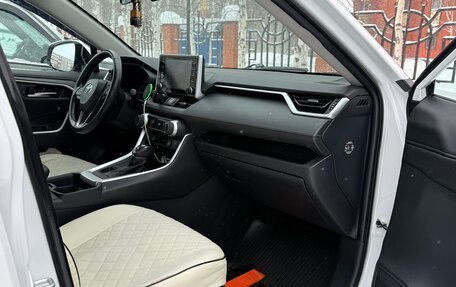 Toyota RAV4, 2019 год, 3 580 000 рублей, 10 фотография