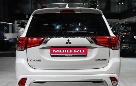 Mitsubishi Outlander III рестайлинг 3, 2022 год, 2 180 000 рублей, 5 фотография