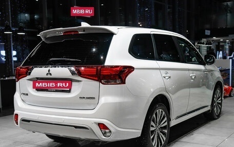 Mitsubishi Outlander III рестайлинг 3, 2022 год, 2 180 000 рублей, 4 фотография