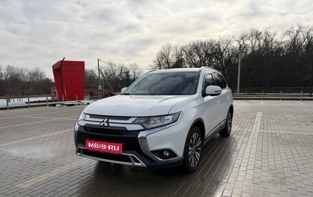 Mitsubishi Outlander III рестайлинг 3, 2019 год, 2 500 000 рублей, 1 фотография