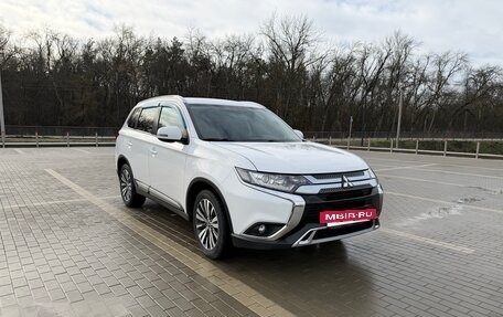 Mitsubishi Outlander III рестайлинг 3, 2019 год, 2 500 000 рублей, 2 фотография