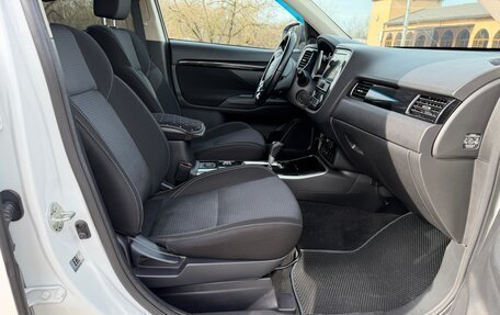 Mitsubishi Outlander III рестайлинг 3, 2019 год, 2 500 000 рублей, 11 фотография