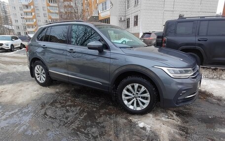 Volkswagen Tiguan II, 2021 год, 2 600 000 рублей, 2 фотография