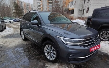 Volkswagen Tiguan II, 2021 год, 2 600 000 рублей, 3 фотография