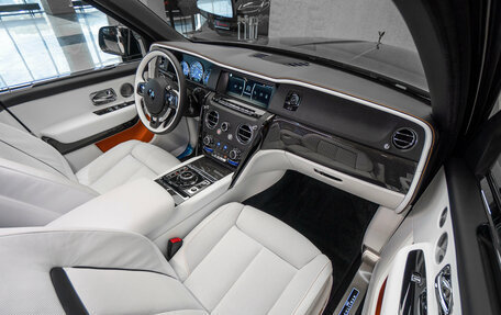 Rolls-Royce Cullinan, 2024 год, 46 000 000 рублей, 30 фотография