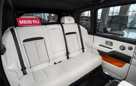 Rolls-Royce Cullinan, 2024 год, 46 000 000 рублей, 32 фотография