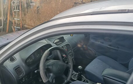 Mitsubishi Carisma I, 2003 год, 145 000 рублей, 1 фотография