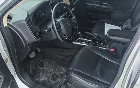 Mitsubishi Outlander III рестайлинг 3, 2020 год, 2 100 000 рублей, 2 фотография