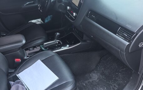 Mitsubishi Outlander III рестайлинг 3, 2020 год, 2 100 000 рублей, 3 фотография