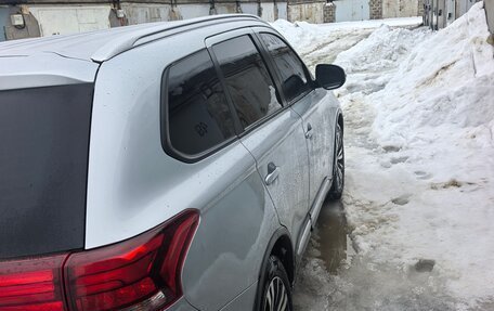 Mitsubishi Outlander III рестайлинг 3, 2020 год, 2 100 000 рублей, 6 фотография