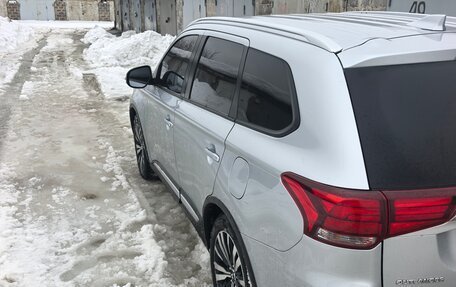 Mitsubishi Outlander III рестайлинг 3, 2020 год, 2 100 000 рублей, 8 фотография