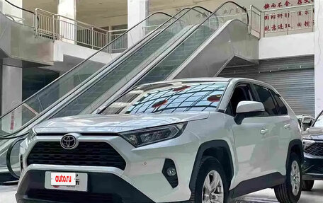 Toyota RAV4, 2022 год, 2 340 000 рублей, 3 фотография