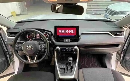 Toyota RAV4, 2022 год, 2 340 000 рублей, 10 фотография