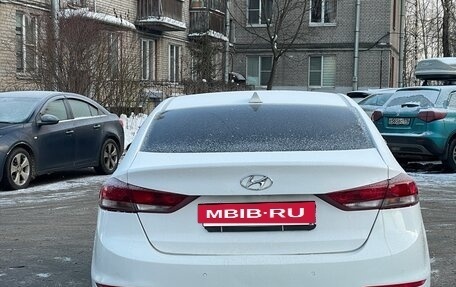 Hyundai Elantra VI рестайлинг, 2017 год, 850 000 рублей, 3 фотография