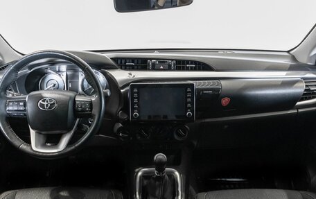 Toyota Hilux VIII, 2020 год, 4 400 000 рублей, 6 фотография