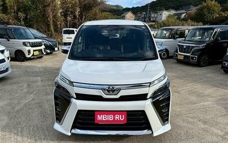 Toyota Voxy III, 2021 год, 1 778 000 рублей, 2 фотография