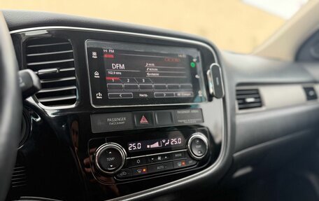 Mitsubishi Outlander III рестайлинг 3, 2018 год, 2 077 000 рублей, 11 фотография