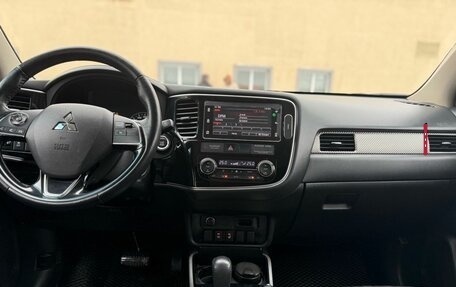 Mitsubishi Outlander III рестайлинг 3, 2018 год, 2 077 000 рублей, 10 фотография