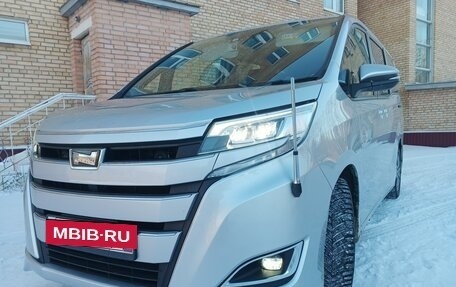 Toyota Noah III, 2018 год, 2 500 000 рублей, 3 фотография