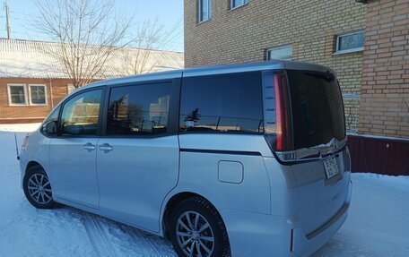 Toyota Noah III, 2018 год, 2 500 000 рублей, 6 фотография