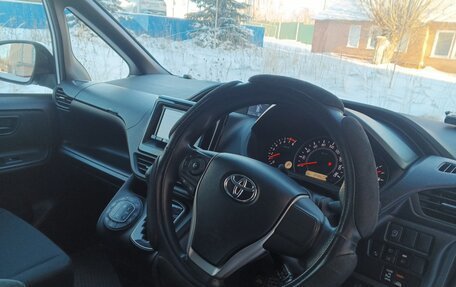 Toyota Noah III, 2018 год, 2 500 000 рублей, 13 фотография