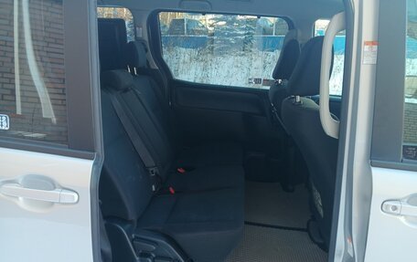 Toyota Noah III, 2018 год, 2 500 000 рублей, 17 фотография