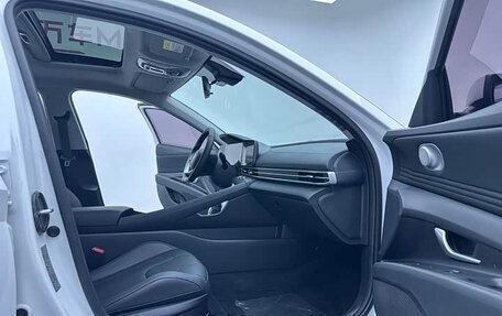 Hyundai Elantra, 2023 год, 1 780 000 рублей, 11 фотография