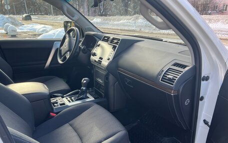 Toyota Land Cruiser Prado 150 рестайлинг 2, 2021 год, 6 800 000 рублей, 10 фотография