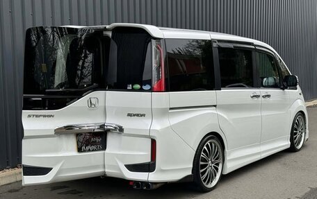 Honda Stepwgn IV, 2017 год, 1 725 000 рублей, 6 фотография