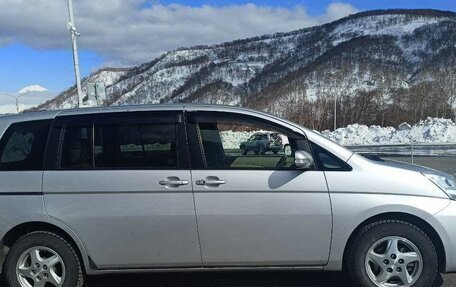 Toyota ISis I, 2011 год, 1 200 000 рублей, 2 фотография