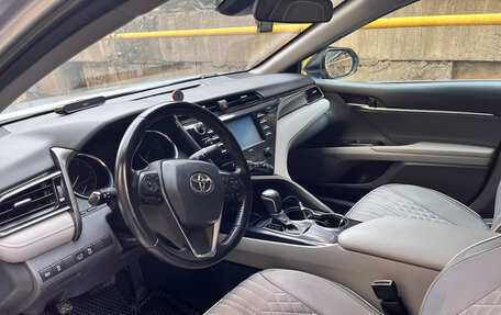 Toyota Camry, 2019 год, 1 950 000 рублей, 6 фотография